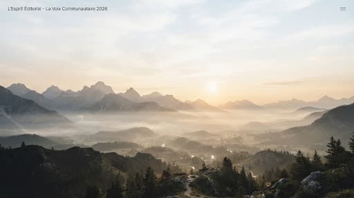 Vallée de montagne embrumée à l’aube, baignée d’une lumière douce aux tons dorés et crème